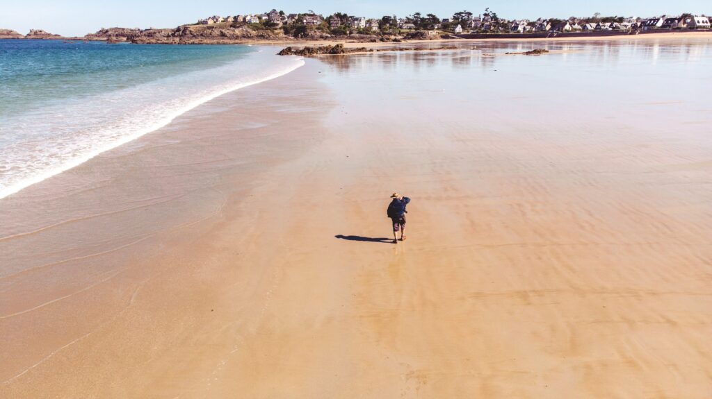 Photo d'un homme qui marche sur la plage de Saint Malo
Activités à réaliser autour de notre gîte